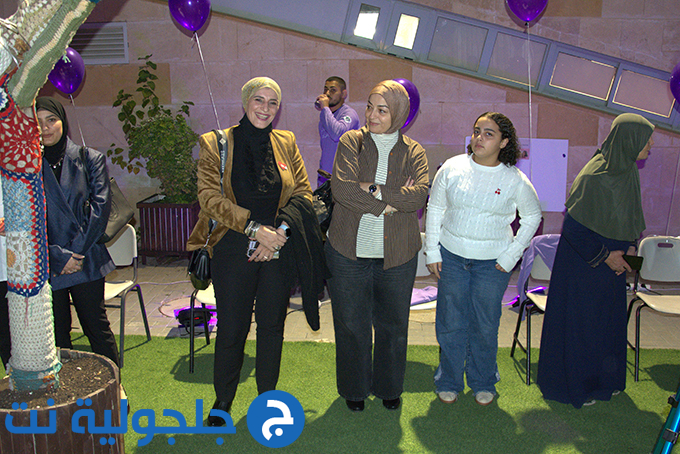 اضاءة المركز الجماهيري في جلجولية باللون البنفسجي بمناسبة اليوم العالمي لذوي الاحتياجات الخاصة